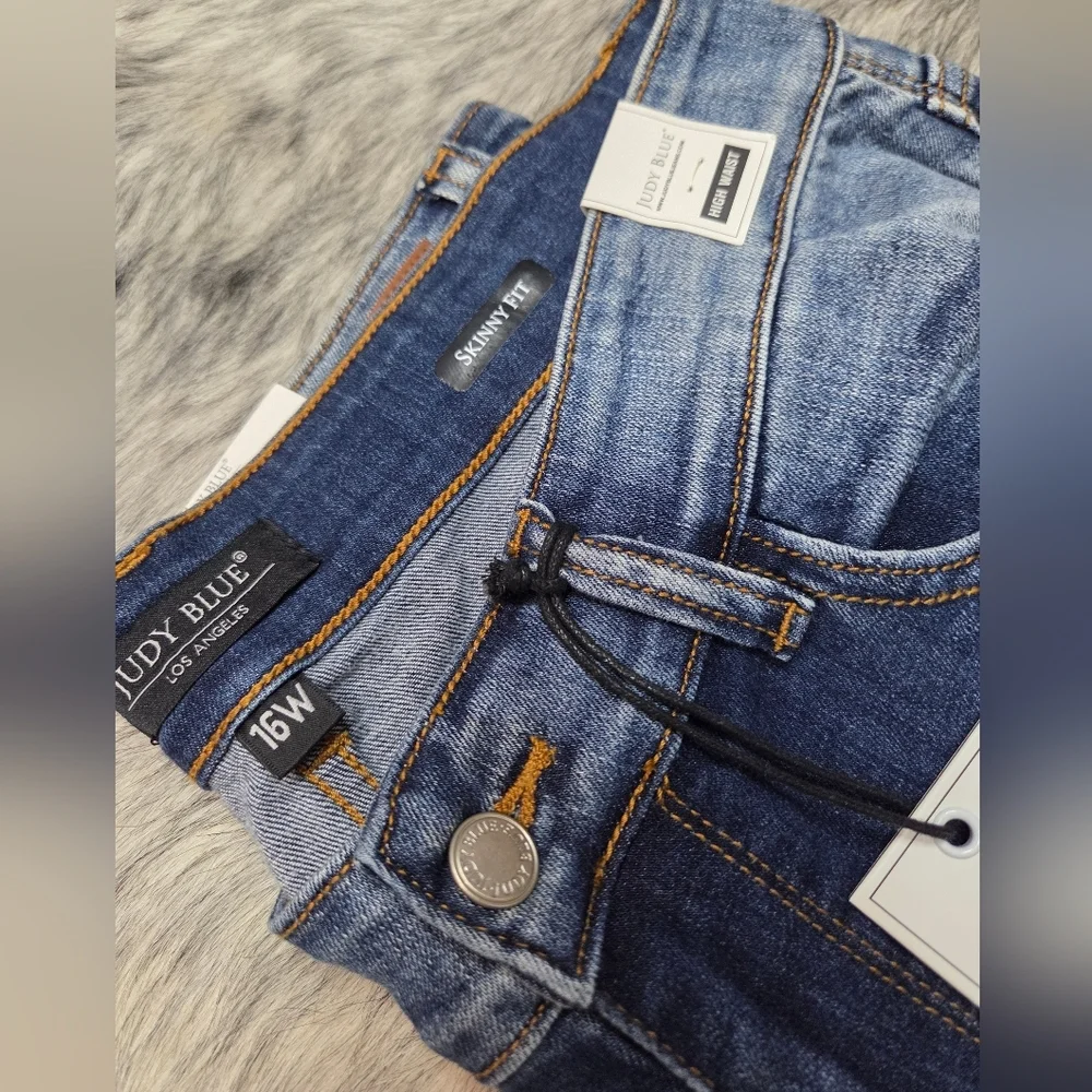 NWT Judy Blue Women's Blue Jeans - Picture 2 of 7